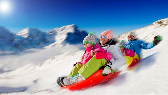 Die Kinder sind noch klein und können noch nicht auf Skiern die Langlaufloipen erkunden? Kein Problem, in den meisten Urlaubsorten sind sehr schöne Rodelstrecken vorhanden. ( Foto: Adobe Stock -  Gorilla )
