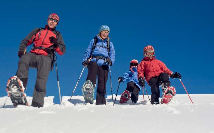 Skilaufen ist zu anstrengend, die schöne Winterlandschaft soll aber dennoch erforscht werden? Dann ist das gemütliche Schneeschuhwandern ideal!  ( Foto: Adobe Stock - ARochau )