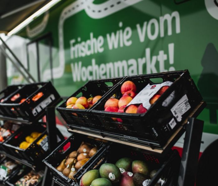 Der Einkaufs-Bus bietet eine Vielfalt an frischen und regionalen Lebensmitteln. (Foto: REWE)