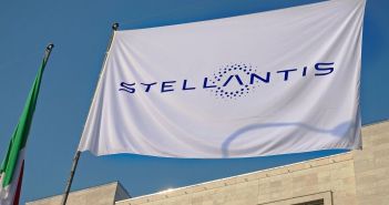 Landgericht Halle verurteilt Stellantis zu Schadensersatz im (Foto: AdobeStock - Mike Dot 484648659)