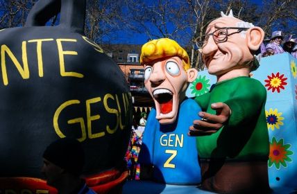 Mobile Teams verkaufen Rosenmontagszug-Spange jetzt in Bronze Silber (Foto: Festkomitee Kölner Karneval)