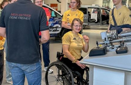 Anna-Lena Forster führt DSV-Team durch intensiven Paravan Mobilitätspark (Foto: Paravan)