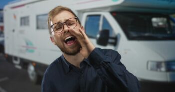 Mit der richtigen Brille auf Reisen: Was Wohnmobil-Fahrer wissen sollten (Foto:AdobeStock - Krakenimages.com - 1948031365)